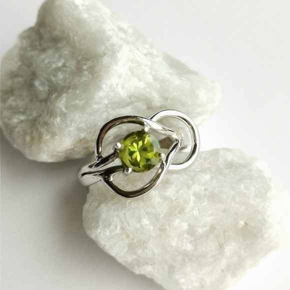 Eternity Knot Peridot Gemstone Ring in Sterling Silver size 6