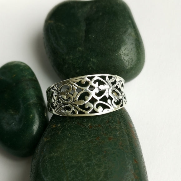 Tudor Revival Filigree Ring in Sterling Silver with Vines